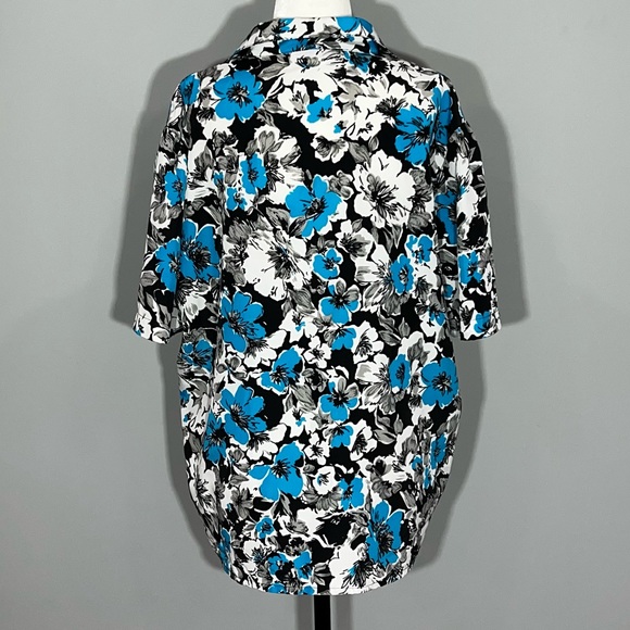 Fair Set Button Up T-Shirt - Picture 4 of 10